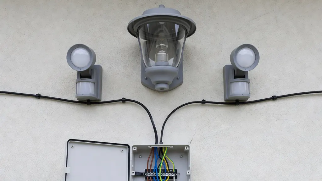 Jak podłączyć dwa czujniki ruchu do jednej lampy
